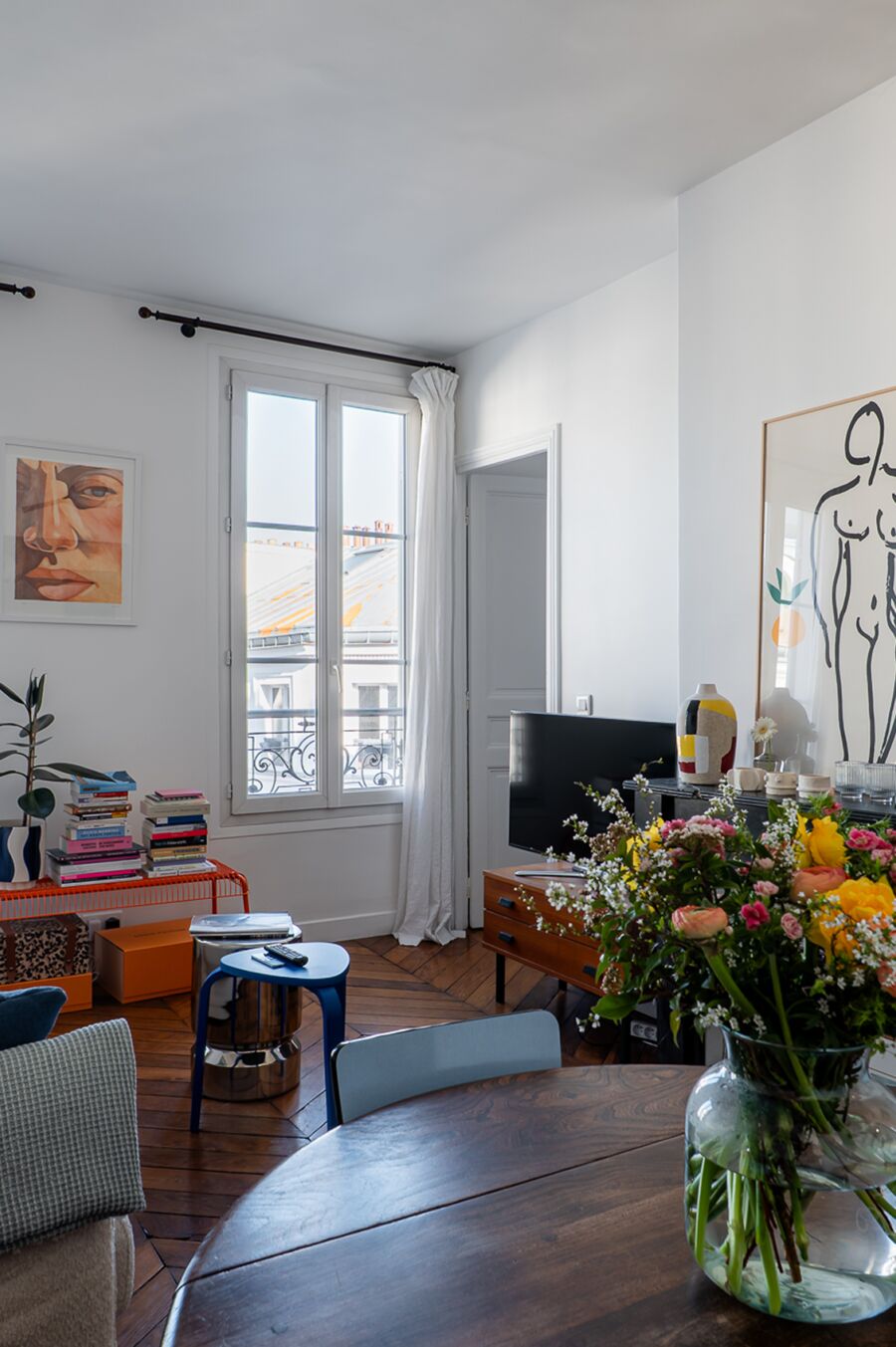 Salon lumineux d'un appartement parisien à la signature et remise des clés avec Bercail Immobilier